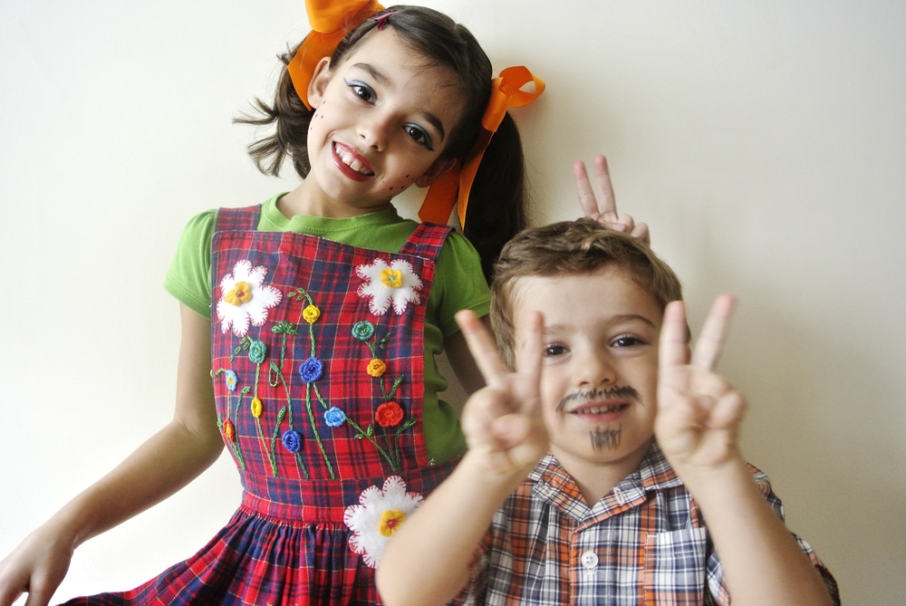 menino e menina usando maquiagem de festa junina