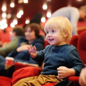 criança em peça de teatro infantil curta e engraçada