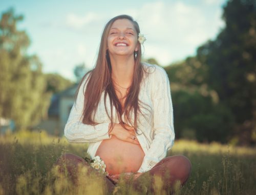 mulher grávida sorrindo