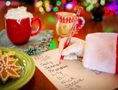 mão escrevendo uma carta com o espirito de Natal