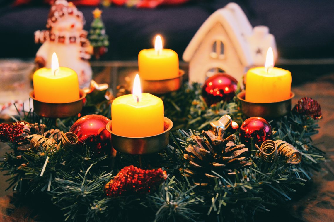 velas e enfeites de Natal