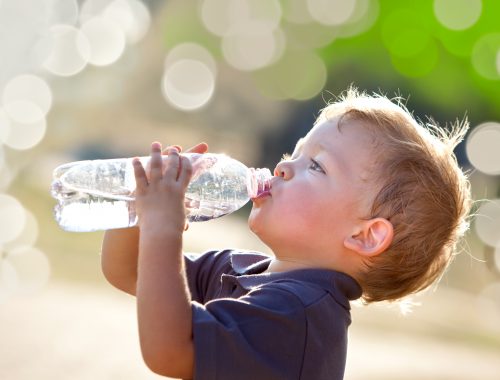 Dias quente? Então conheça os benefícios da água para as crianças!