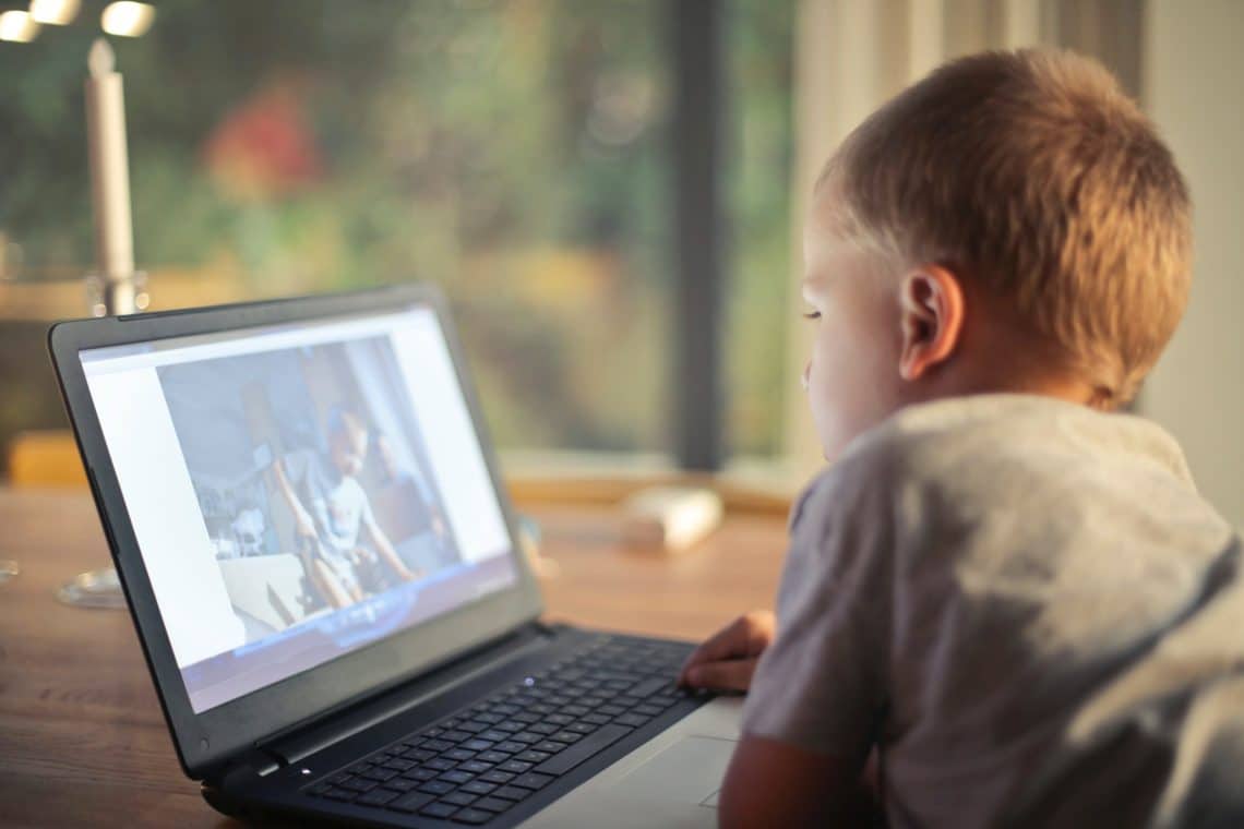Para os pais: como garantir internet segura para crianças e adolescentes