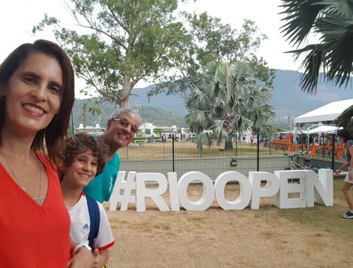 família próxima ao letreiro escrito #RioOpen