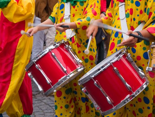 tambores de uma banda carnavalesca