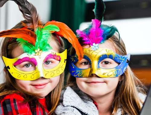 duas meninas com máscaras de carnaval