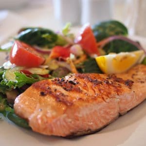prato de refeição com salmão e legumes saudáveis
