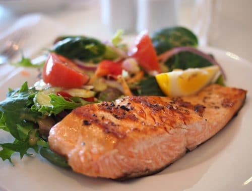 prato de refeição com salmão e legumes saudáveis