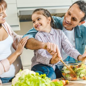 família fazendo a refeição saudável juntos