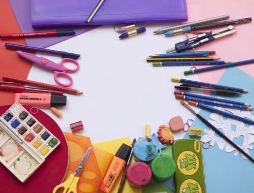lápis e canetas coloridas em cima de uma mesa