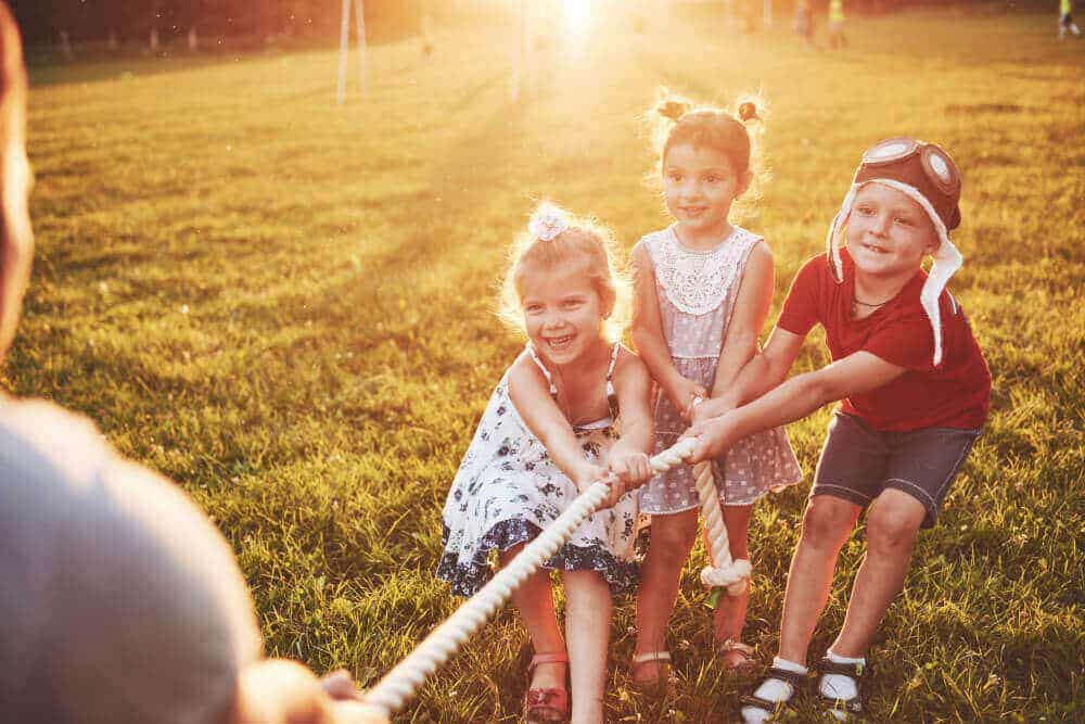 Jogos e brincadeiras divertidas para imprimir  Atividades de educação  física, Atividades lúdicas educação física, Educação fisica infantil