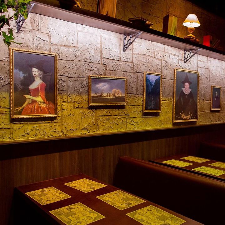 parede com retratos em restaurante harry potter sp endereço vassoura quebrada