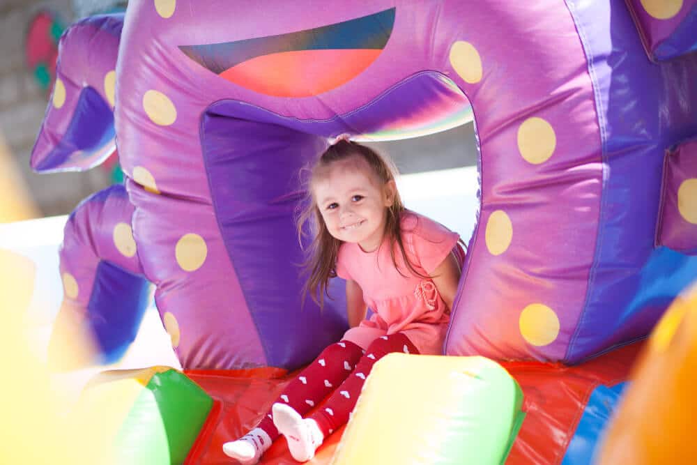criança se divertindo em brinquedo inflável em parque de diversões em são paulo