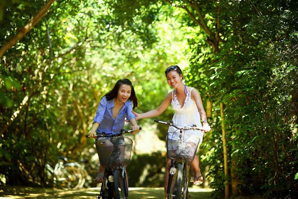 mulheres curtindo as férias em são paulo passeando de bicicleta