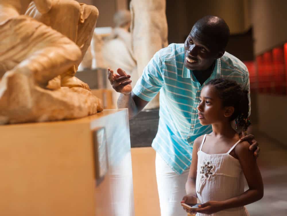 pai e filha visitando museu arqueológico no final de semana em sp 